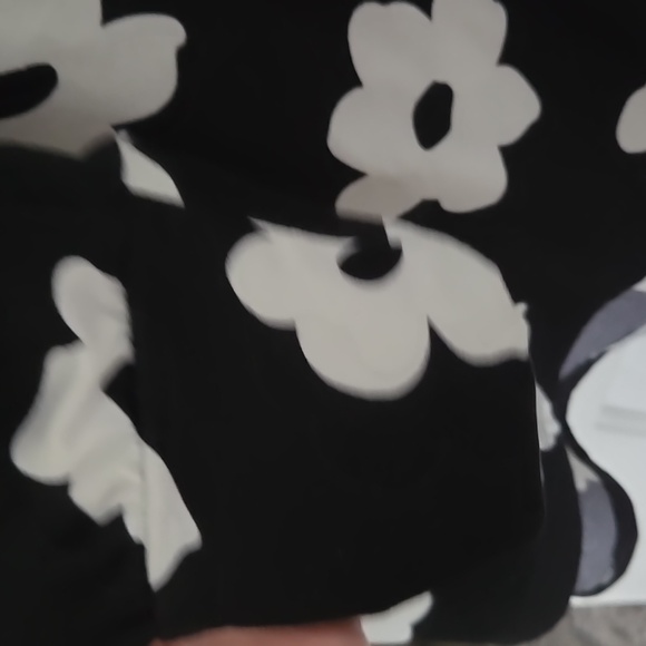 Black and White Floral Long Sleeve NORA Top- LulaRoe- Large - Picture 5 of 9